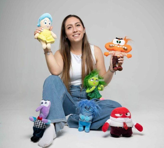 Judith Granados, psicóloga infantil en Sabadell, sentada en el suelo con muñecos de las emociones
